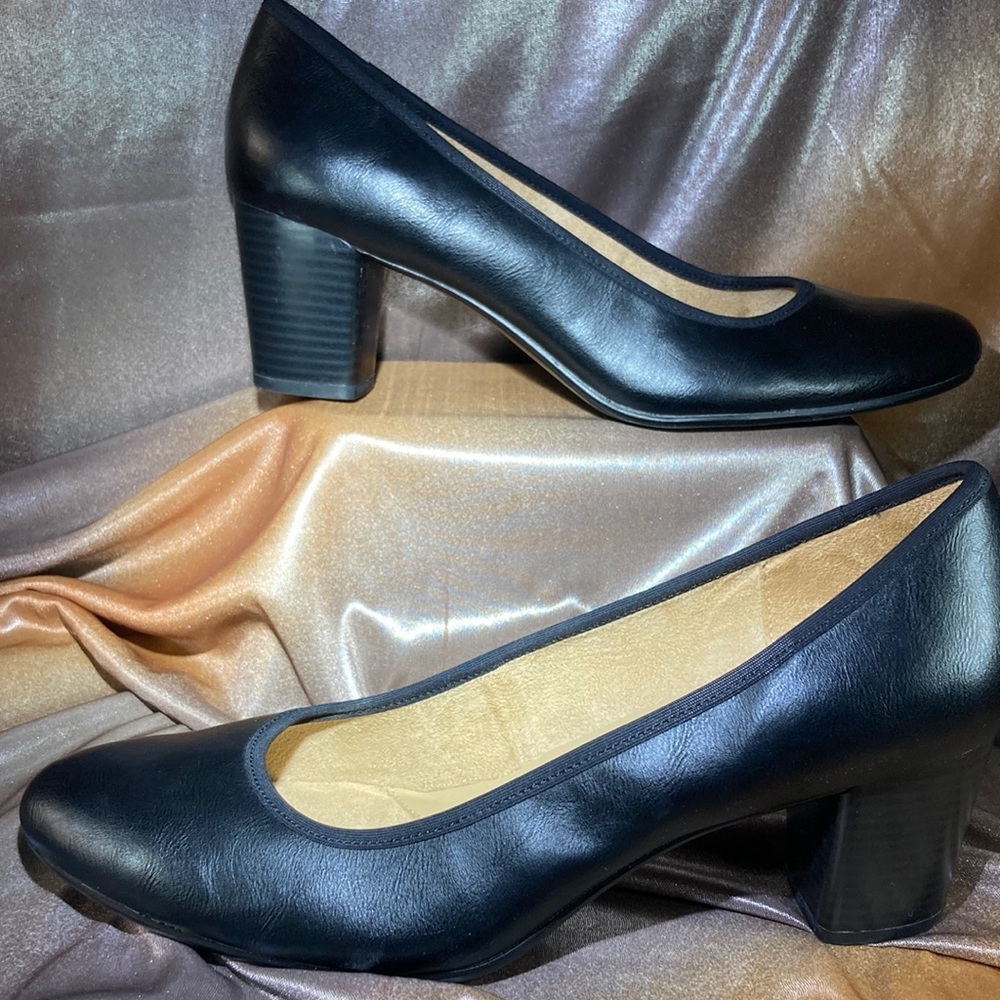 SIZE 11 stacked heel black leather pumps. Naturalizer. Excellent condition box 7